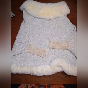 NWT Eclissy Oatmeal Coloured Poncho with Soft White Faux Fur Trim, One-S…